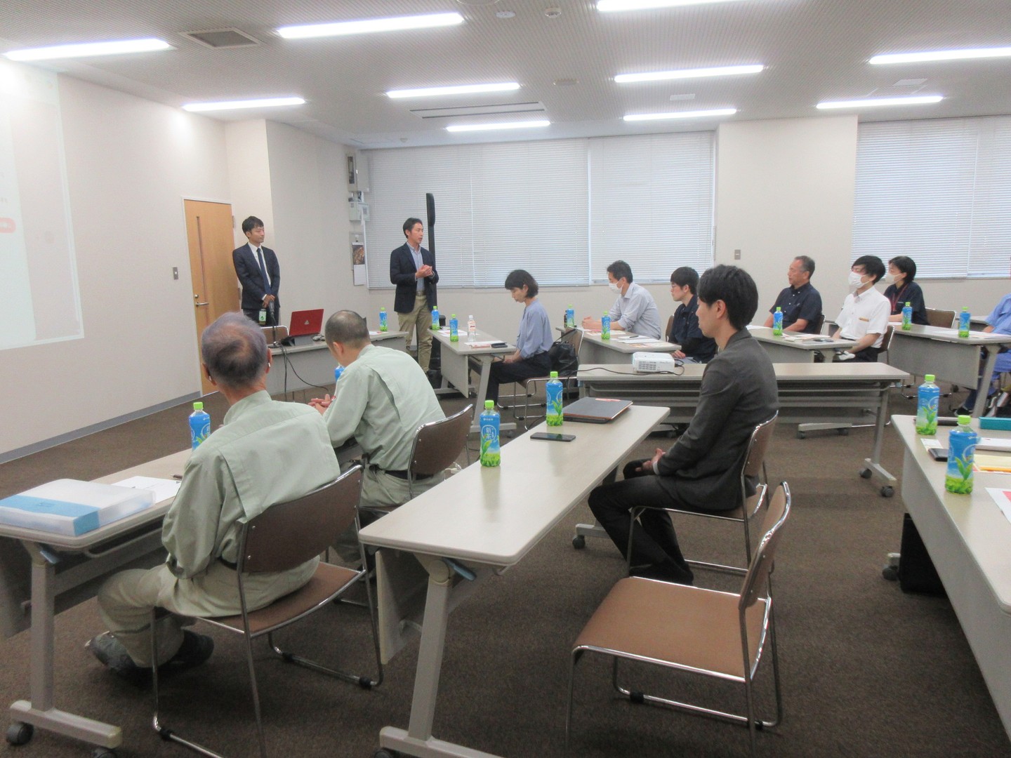 先月の21日に弊社でAI活用セミナーを企画して開催しました。
地域活性AIテクノロジーズ株式会社の佐宗代表より一般社団法人魚沼ものづくり振興協議会会員及び事務局より20名以上の参加者がAIの基礎と実践について学びました。
AI技術の動向や具体的な活用事例について、非常に分かりやすく解説しました。
AIを活用することで、業務効率化、コスト削減、新たな価値創造など、様々なメリットが期待できます。
今後も機会があれば地域の皆様へ企画して学べる場を提供したいと思います!
記事・写真引用元(一般社団法人魚沼ものづくり振興協議会)
#魚沼市 #南魚沼市 #AI #業務改善 #セミナー
https://en-farm.com/2025/06/03/ai%e6%b4%bb%e7%94%a8%e3%82%bb%e3%83%9f%e3%83%8a%e3%83%bc/