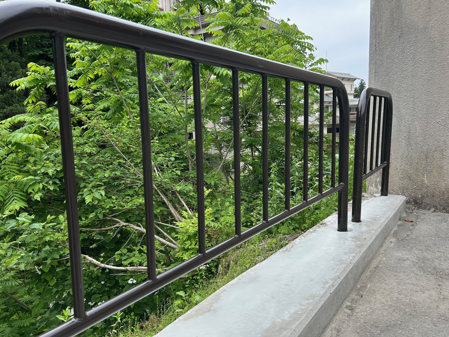 魚沼市内で駐車場に設置しているセーフティパイプ補修工事でした。👷♂️
冬期の豪雪で破損したセーフティパイプを補修しましたので安全です!😄
大雪の影響で工事が度重なりますが今後も宜しくお願いします。😉
#魚沼市 #南魚沼市 #工事 #修繕 #駐車場 #リフォーム
https://en-farm.com/2025/06/10/%e3%82%bb%e3%83%bc%e3%83%95%e3%83%86%e3%82%a3%e3%83%91%e3%82%a4%e3%83%97%e8%a3%9c%e4%bf%ae/