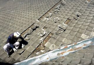 瓦屋根の補修 
当地でも珍しくなった瓦屋根の補修工事です。👷♂️
冬期の豪雪により破損した瓦屋根や棟瓦を補修しました。🔨
最近は暑い日が続きますので熱中症対策をしながら安全作業です!😊
#魚沼市
#南魚沼市
#屋根
#瓦
#修繕
https://en-farm.com/2025/07/18/%e7%93%a6%e5%b1%8b%e6%a0%b9%e3%81%ae%e8%a3%9c%e4%bf%ae/