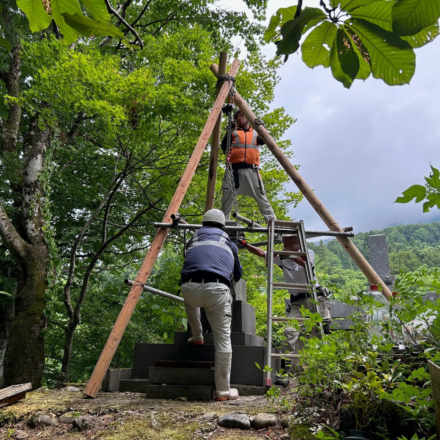 魚沼市内にある山間地の墓地で墓じまいを実施しました。👷♂️
事前に行政に届け出て許可をいただき作業開始です。👷♀️
重機が入らない墓地での作業でしたので三又を設置してチェーンブロックを活用して墓石移動させました。
墓石はパーツ事にかなり重量があります。様々な地形にある墓石でも対応させていただきます!😊
#魚沼市
#南魚沼市
#墓じまい
#お盆
#供養