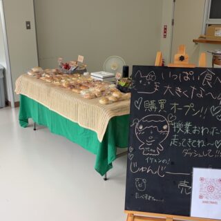 新潟県立小出高等学校の2学期が始まりましたので27日から購買をスタートしました!😊
日替わりで学生たちに販売中です!😋
#魚沼市
#ランチ
#昼食
#パン
#弁当
#軽食