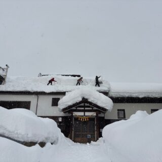 新年明けましておめでとうございます！🎍３連休に大雪予報との事ですね。☃
屋根雪下ろしも真っ最中です！👷‍♂️
雪国らしい作業ですが気合入れて頑張ります！😄

#魚沼市
#除雪
#雪下ろし
#大雪
#南魚沼市