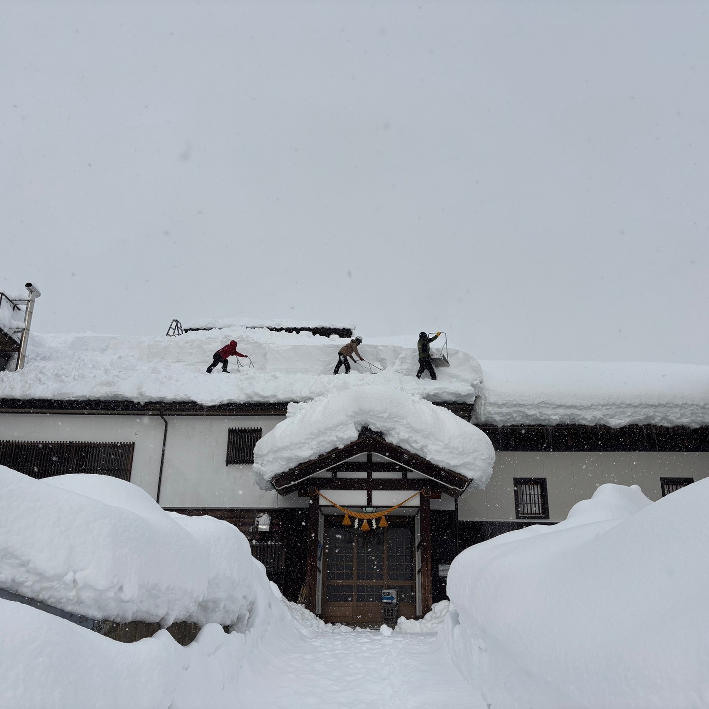 新年明けましておめでとうございます！🎍３連休に大雪予報との事ですね。☃
屋根雪下ろしも真っ最中です！👷‍♂️
雪国らしい作業ですが気合入れて頑張ります！😄

#魚沼市
#除雪
#雪下ろし
#大雪
#南魚沼市