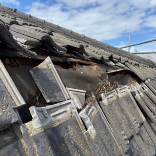 今冬の豪雪で各地の建物で被害報告を受けて調査及び補修工事です。🕵️‍♂️
昨年以上に家屋の破損が多く寄せられました。
恐らく昨年の大雪に耐えても今冬の降り続く大雪には厳しかったかもしれません。😥
雪解けで足場も設置できる状態が増えましたのでこれから大忙しの日々です。👷‍♂️

#魚沼市
#リフォーム
#南魚沼市
#火災保険