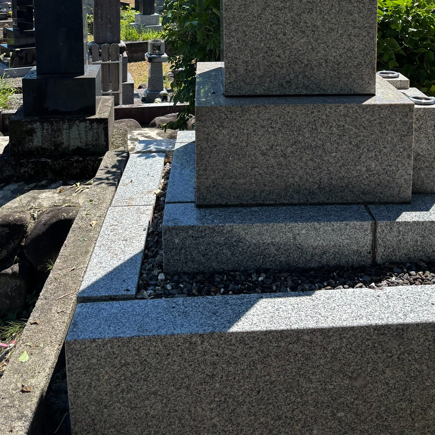ご家族に代わってお手入れ！お盆前の墓地草刈り！

お盆を目前に控え、お客様からのご依頼でお墓の草刈りと清掃作業を行いました。👷‍♂️
「遠方に住んでいてなかなかお手入れに行けない」「猛暑の中で作業をするのが体力的に難しい」といった
ご相談を受けて作業を担当いたしました。😊
作業完了後はお写真をお送りし、ご依頼主様（魚沼市内）にも仕上がりをご確認いただいております。
弊社では、お盆やお彼岸前のご依頼はもちろん、年間を通したお墓の管理・清掃代行を承っております。
「忙しくて手手が回らない」「定期的に見守ってほしい」などのお悩みがございましたら、
どうぞお気軽にご相談ください。😄

#魚沼市
#南魚沼市
#お墓
#墓石
#清掃
#管理
#お盆
#お彼岸