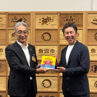絵本寄贈と地域の子ども支援！
弊社は株式会社EASTAGE様と連携し、地方創生の事業にも取り組んでいます。
民間企業間のつながりを地域の子どもへ還元する取組として、地元である魚沼市へ絵本寄贈が行われました。
アーティスト「KAMAKIRI」が描く「ガブリアンのガブくん」です。
色々なものにかみついて変身することを楽しむ、ちょっと不思議でワクワクするストーリーが描かれています。
魚沼市内の保育園・小学校・放課後児童クラブ・図書館等へ合計50冊配布。
地域の子供達への教育・多様な経験や体験の機会を増やすこと、
そして子供は親や学校だけでなく、地域の大人全体で育てるべきと語る弊社代表坂本でした。
子供達のための多数の寄贈を受けたことに対し、魚沼市から謝意と共に市長名の令状が渡されました。
弊社はこれからも子供達の未来へ向けた活動を続けてまいります！
賛同して頂ける企業様がいらっしゃいましたら是非一緒に活動しましょう！

#魚沼市
#子どものいる暮らし 
#支援 
#絵本 
#寄贈 
#ガブ