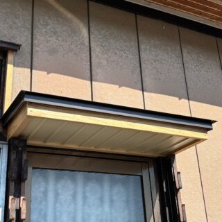 二拠点生活の建物。大雪で歪んだ庇（ひさし）を修繕しました！

秋の気配がするこの頃ですね。
今冬の厳しい雪の影響で傷んでしまった「庇（ひさし）」の補修工事を実施しました。👷‍♂️
お客様は普段の生活拠点は関東ですが頻繁に魚沼地域を訪れていますので冬期の除雪も請け負っていました。👷‍♀️
大雪の影響で庇や玄関先ポーチ屋根が破損しましたが、火災保険の雪害保障を利用して修繕費用を抑えることができました。😉
「これって雪害として申請できるのかな？」「直したいけれど費用が気になる…」といった場合も、
お気軽にお問い合わせください。💁‍♂️

#魚沼市
#リフォーム
#修繕
#補修
#火災保険
#大雪
#雪害