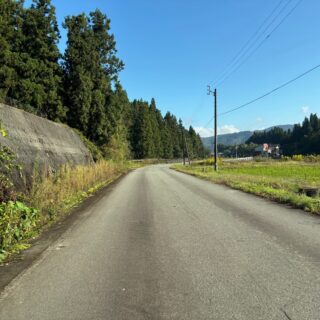 【空き家・別荘管理】市内の空き家巡回・定期点検を実施しました！

弊社で手掛けている「空き家管理事業」の一環として、市内に点検依頼をいただいている空き家や別荘の定期見回り（秋の巡回点検）を実施いたしました！🕵️‍♀️
建物本体だけでなく敷地全体に傷みや変調がないか、細かくチェックを行いました。👷‍♂️
普段遠方にお住まいでなかなか様子を見に来られないオーナー様にも、現状の写真や点検報告書をお送りし、安心していただいております。😊
放置された空き家や別荘は、老朽化が進みやすいだけでなく、近隣トラブルの原因になってしまうこともあります。
管理・保全でお悩み事がございましたら、お気軽にご相談ください！😉

#魚沼市
#南魚沼市
#空家
#補修
#別荘
#二拠点生活